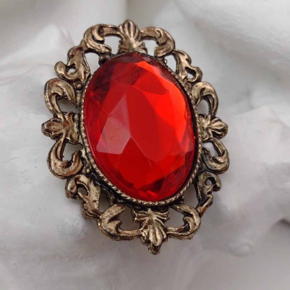 Vintage-Style Multifaceted Vibrant Red Glass Stone Gold Tone Brooch - Picture 2 of 5